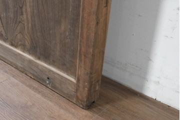 アンティーク建具　明治から大正期　欅(ケヤキ)材　時を重ねた木味と鋲打ち金具が目を引く蔵戸1枚　(R-086484)