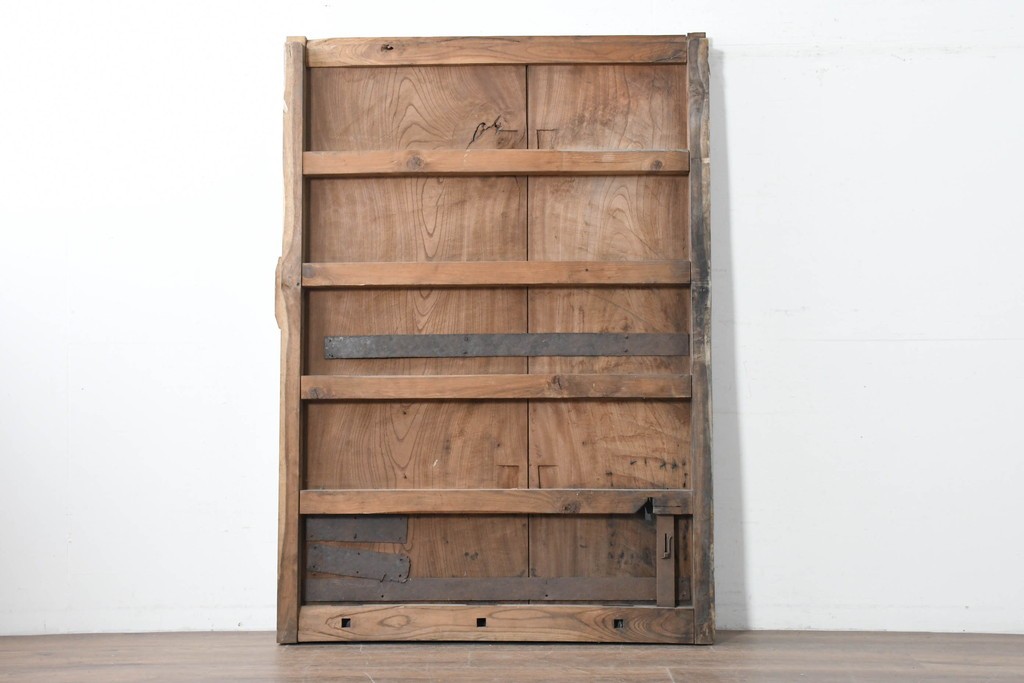 アンティーク建具　明治から大正期　欅(ケヤキ)材　時を重ねた木味と鋲打ち金具が目を引く蔵戸1枚　(R-086484)