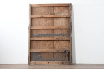 アンティーク建具　明治から大正期　欅(ケヤキ)材　時を重ねた木味と鋲打ち金具が目を引く蔵戸1枚　(R-086484)