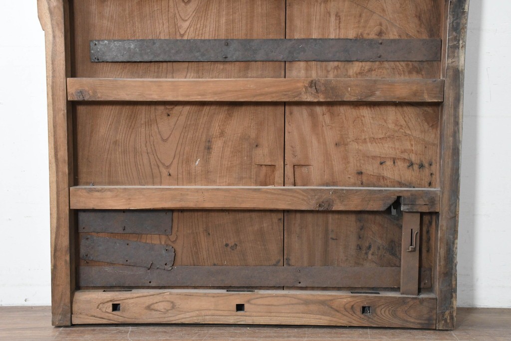 アンティーク建具　明治から大正期　欅(ケヤキ)材　時を重ねた木味と鋲打ち金具が目を引く蔵戸1枚　(R-086484)