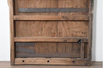 アンティーク建具　明治から大正期　欅(ケヤキ)材　時を重ねた木味と鋲打ち金具が目を引く蔵戸1枚　(R-086484)