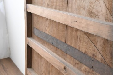 アンティーク建具　明治から大正期　欅(ケヤキ)材　時を重ねた木味と鋲打ち金具が目を引く蔵戸1枚　(R-086484)