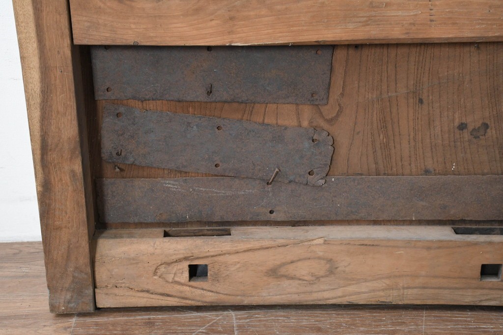 アンティーク建具　明治から大正期　欅(ケヤキ)材　時を重ねた木味と鋲打ち金具が目を引く蔵戸1枚　(R-086484)