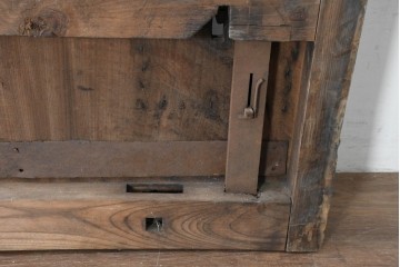 アンティーク建具　明治から大正期　欅(ケヤキ)材　時を重ねた木味と鋲打ち金具が目を引く蔵戸1枚　(R-086484)