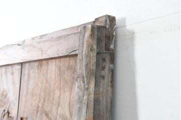 アンティーク建具　明治から大正期　欅(ケヤキ)材　時を重ねた木味と鋲打ち金具が目を引く蔵戸1枚　(R-086484)