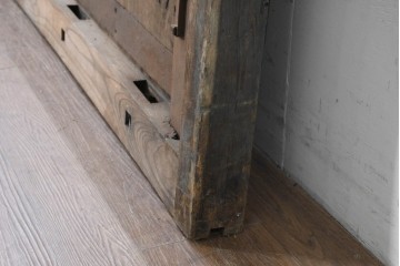 アンティーク建具　明治から大正期　欅(ケヤキ)材　時を重ねた木味と鋲打ち金具が目を引く蔵戸1枚　(R-086484)