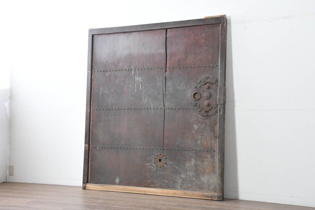 アンティーク建具　明治期　大きな金具と鋲打ちが目を引く幅広庄内蔵戸1枚　(R-086485)