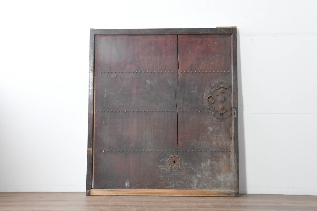 アンティーク建具　明治期　大きな金具と鋲打ちが目を引く幅広庄内蔵戸1枚　(R-086485)
