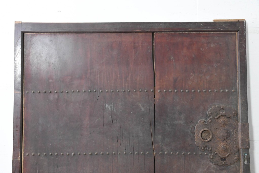 アンティーク建具　明治期　大きな金具と鋲打ちが目を引く幅広庄内蔵戸1枚　(R-086485)