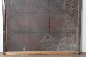アンティーク建具　明治期　大きな金具と鋲打ちが目を引く幅広庄内蔵戸1枚　(R-086485)