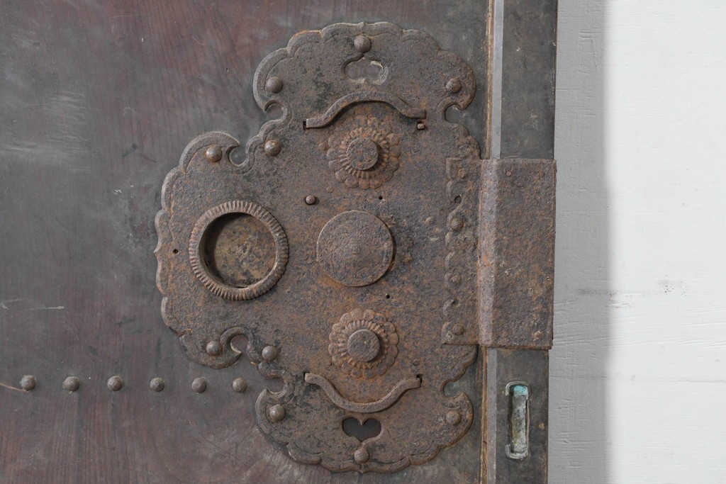 アンティーク建具　明治期　大きな金具と鋲打ちが目を引く幅広庄内蔵戸1枚　(R-086485)