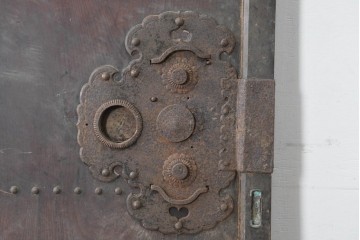 アンティーク建具　明治期　大きな金具と鋲打ちが目を引く幅広庄内蔵戸1枚　(R-086485)