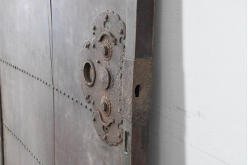 アンティーク建具　明治期　大きな金具と鋲打ちが目を引く幅広庄内蔵戸1枚　(R-086485)