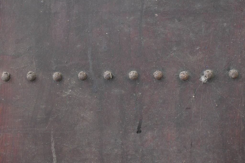 アンティーク建具　明治期　大きな金具と鋲打ちが目を引く幅広庄内蔵戸1枚　(R-086485)