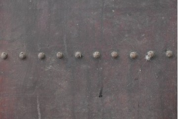 アンティーク建具　明治期　大きな金具と鋲打ちが目を引く幅広庄内蔵戸1枚　(R-086485)