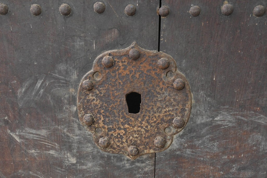 アンティーク建具　明治期　大きな金具と鋲打ちが目を引く幅広庄内蔵戸1枚　(R-086485)