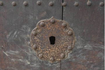 アンティーク建具　明治期　大きな金具と鋲打ちが目を引く幅広庄内蔵戸1枚　(R-086485)