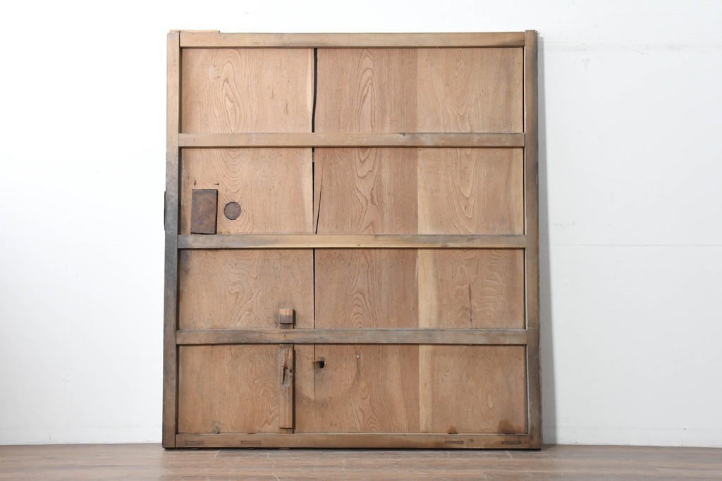 アンティーク建具　明治期　大きな金具と鋲打ちが目を引く幅広庄内蔵戸1枚　(R-086485)