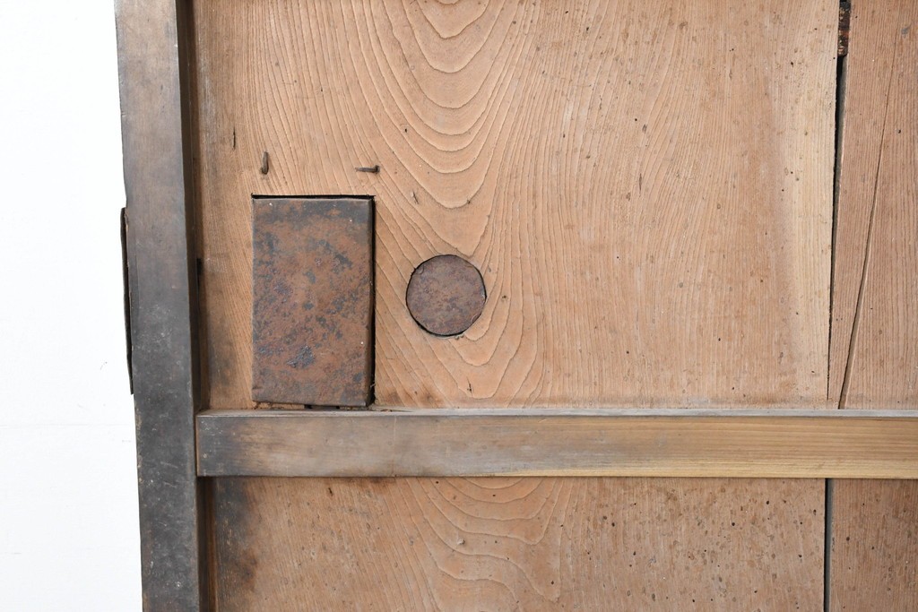 アンティーク建具　明治期　大きな金具と鋲打ちが目を引く幅広庄内蔵戸1枚　(R-086485)