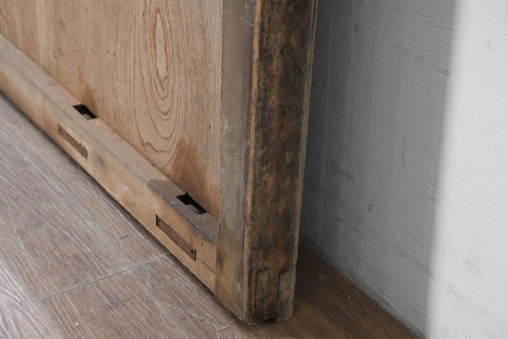 アンティーク建具　明治期　大きな金具と鋲打ちが目を引く幅広庄内蔵戸1枚　(R-086485)