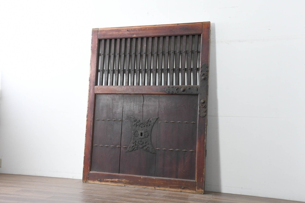 アンティーク建具　明治から大正期　岩手産　存在感ある飾り金具がかっこいい格子蔵戸1枚　(R-086486)