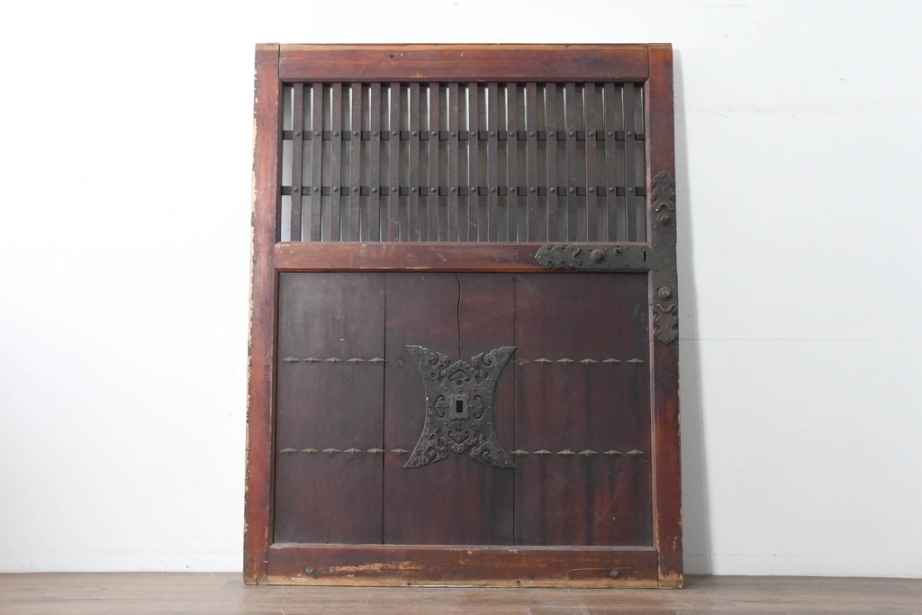 アンティーク建具　明治から大正期　岩手産　存在感ある飾り金具がかっこいい格子蔵戸1枚　(R-086486)