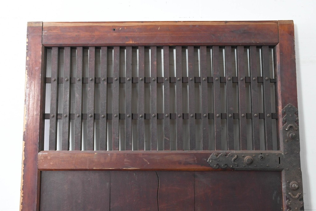 アンティーク建具　明治から大正期　岩手産　存在感ある飾り金具がかっこいい格子蔵戸1枚　(R-086486)