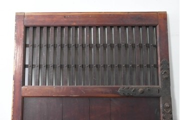 アンティーク建具　明治から大正期　岩手産　存在感ある飾り金具がかっこいい格子蔵戸1枚　(R-086486)