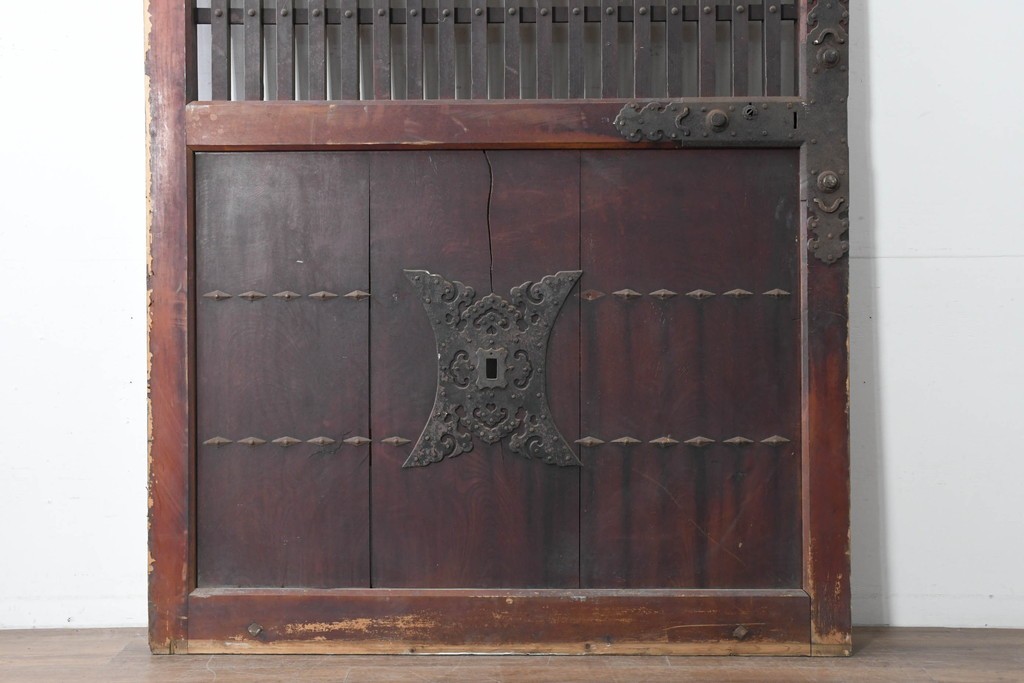 アンティーク建具　明治から大正期　岩手産　存在感ある飾り金具がかっこいい格子蔵戸1枚　(R-086486)