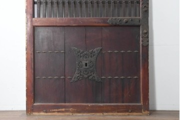 アンティーク建具　明治から大正期　岩手産　存在感ある飾り金具がかっこいい格子蔵戸1枚　(R-086486)
