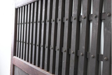 アンティーク建具　明治から大正期　岩手産　存在感ある飾り金具がかっこいい格子蔵戸1枚　(R-086486)