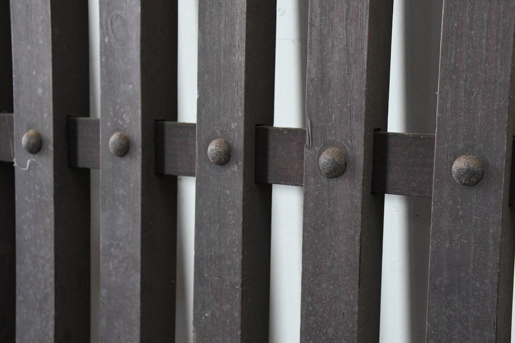 アンティーク建具　明治から大正期　岩手産　存在感ある飾り金具がかっこいい格子蔵戸1枚　(R-086486)