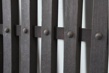 アンティーク建具　明治から大正期　岩手産　存在感ある飾り金具がかっこいい格子蔵戸1枚　(R-086486)
