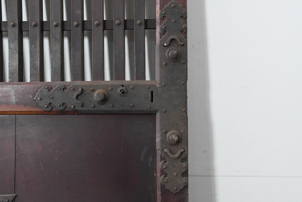 アンティーク建具　明治から大正期　岩手産　存在感ある飾り金具がかっこいい格子蔵戸1枚　(R-086486)