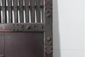アンティーク建具　明治から大正期　岩手産　存在感ある飾り金具がかっこいい格子蔵戸1枚　(R-086486)