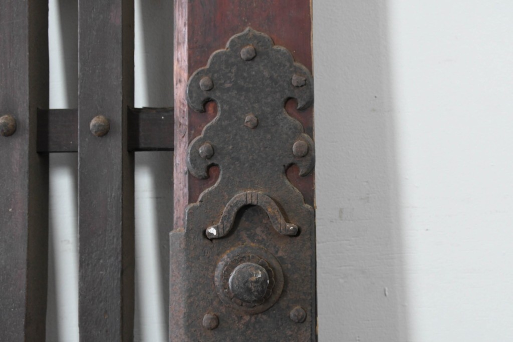 アンティーク建具　明治から大正期　岩手産　存在感ある飾り金具がかっこいい格子蔵戸1枚　(R-086486)