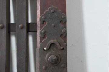 アンティーク建具　明治から大正期　岩手産　存在感ある飾り金具がかっこいい格子蔵戸1枚　(R-086486)