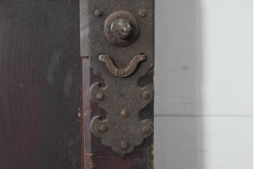 アンティーク建具　明治から大正期　岩手産　存在感ある飾り金具がかっこいい格子蔵戸1枚　(R-086486)