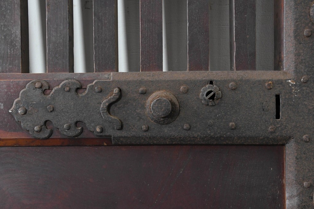 アンティーク建具　明治から大正期　岩手産　存在感ある飾り金具がかっこいい格子蔵戸1枚　(R-086486)