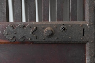 アンティーク建具　明治から大正期　岩手産　存在感ある飾り金具がかっこいい格子蔵戸1枚　(R-086486)