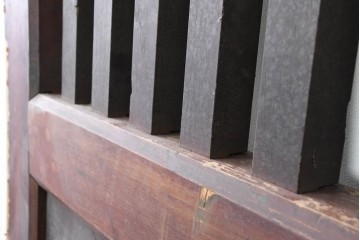アンティーク建具　明治から大正期　岩手産　存在感ある飾り金具がかっこいい格子蔵戸1枚　(R-086486)