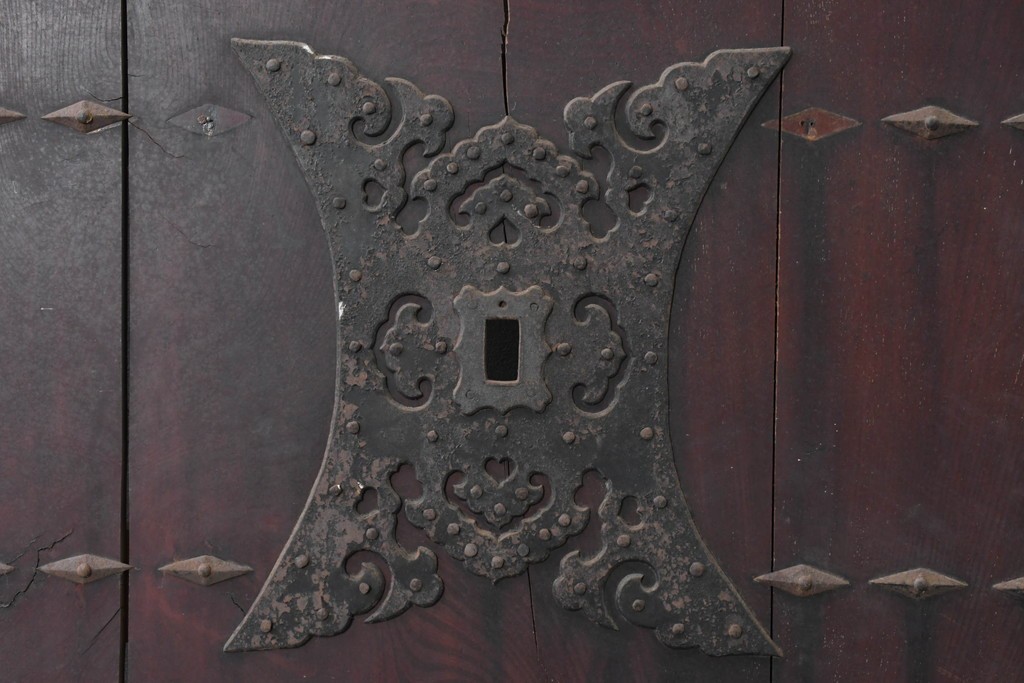 アンティーク建具　明治から大正期　岩手産　存在感ある飾り金具がかっこいい格子蔵戸1枚　(R-086486)