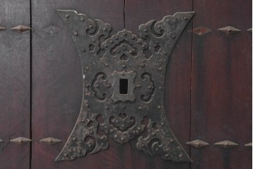 アンティーク建具　明治から大正期　岩手産　存在感ある飾り金具がかっこいい格子蔵戸1枚　(R-086486)