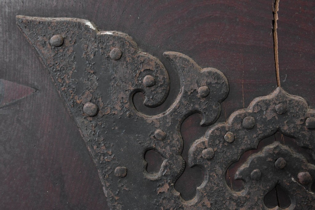 アンティーク建具　明治から大正期　岩手産　存在感ある飾り金具がかっこいい格子蔵戸1枚　(R-086486)