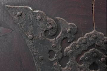 アンティーク建具　明治から大正期　岩手産　存在感ある飾り金具がかっこいい格子蔵戸1枚　(R-086486)