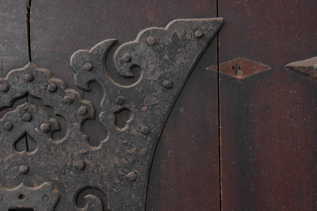 アンティーク建具　明治から大正期　岩手産　存在感ある飾り金具がかっこいい格子蔵戸1枚　(R-086486)