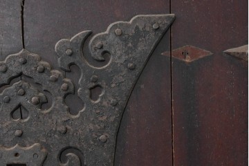 アンティーク建具　明治から大正期　岩手産　存在感ある飾り金具がかっこいい格子蔵戸1枚　(R-086486)