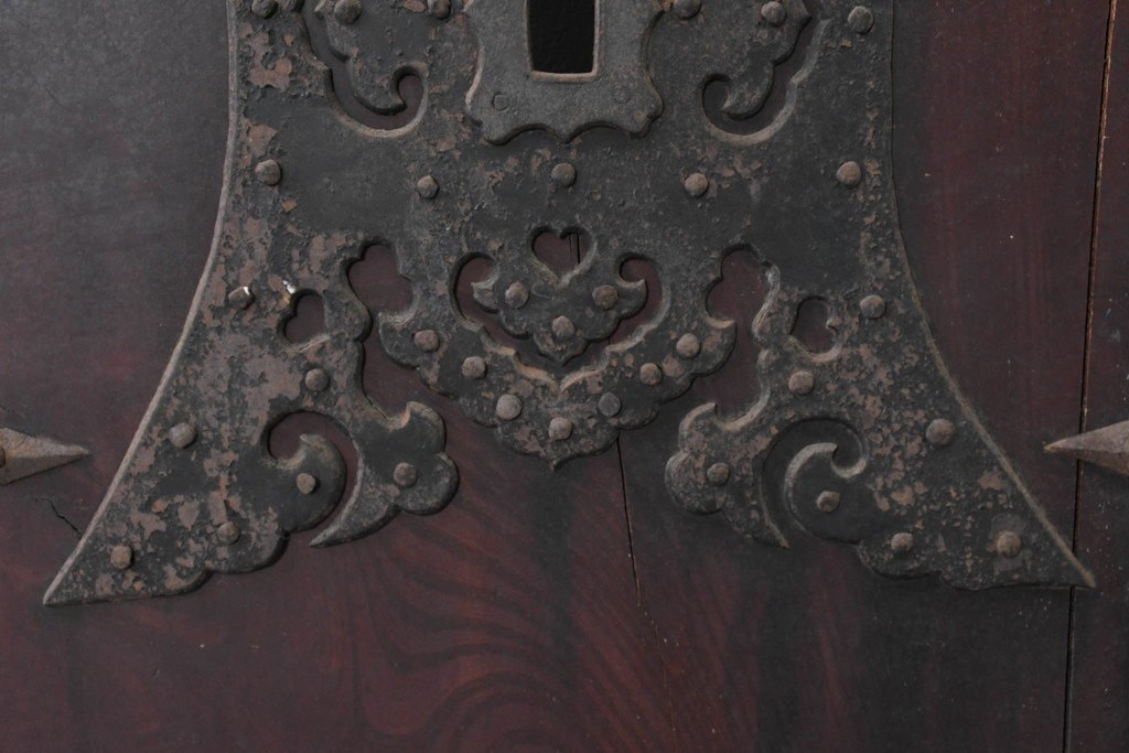 アンティーク建具　明治から大正期　岩手産　存在感ある飾り金具がかっこいい格子蔵戸1枚　(R-086486)