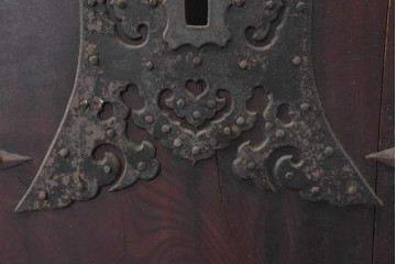 アンティーク建具　明治から大正期　岩手産　存在感ある飾り金具がかっこいい格子蔵戸1枚　(R-086486)