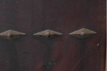 アンティーク建具　明治から大正期　岩手産　存在感ある飾り金具がかっこいい格子蔵戸1枚　(R-086486)